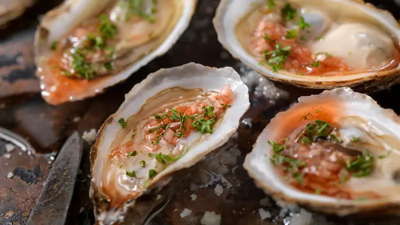 Raw oysters with mignonette